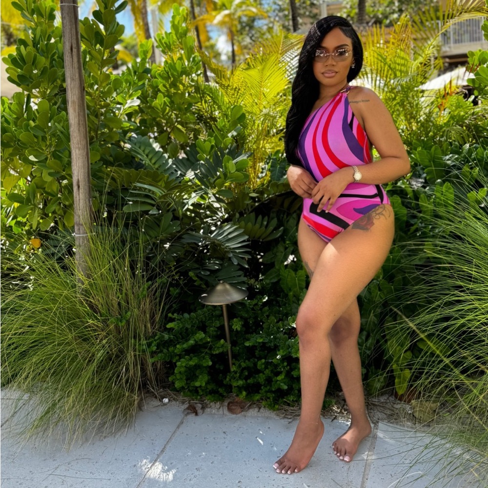 Pucci

Marmo Print One-Shoulder Swimsuit